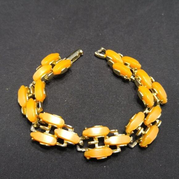 Moonglow Peach Lucite Bracelet, Gold Tone, 1950s, 7 Inches - Picture 7 of 8
